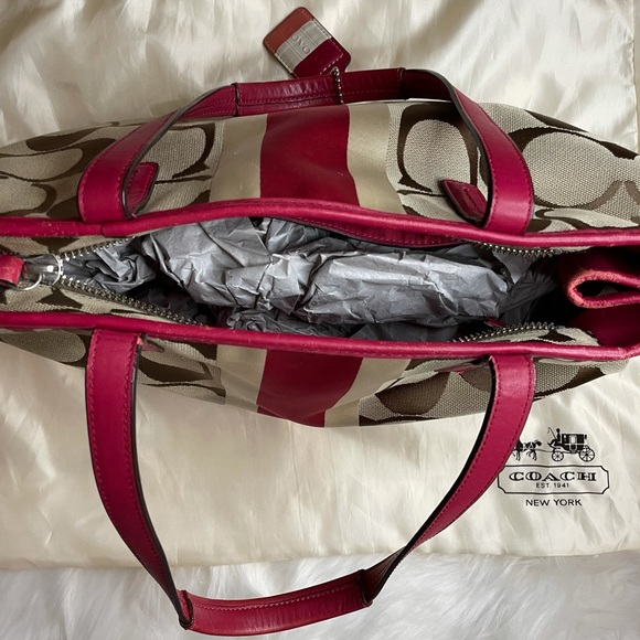 Coach Monogram Fabric Shoulder bag pink detail - Picture 6 of 6